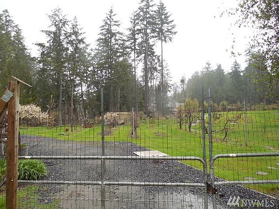 3rd image of 11 E Geist Point Ct