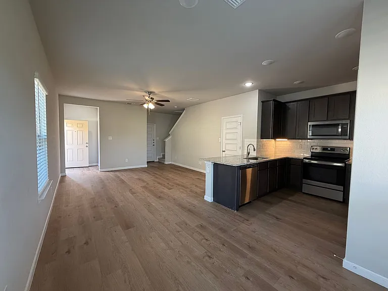 466 Emma Dr — Photo 5
