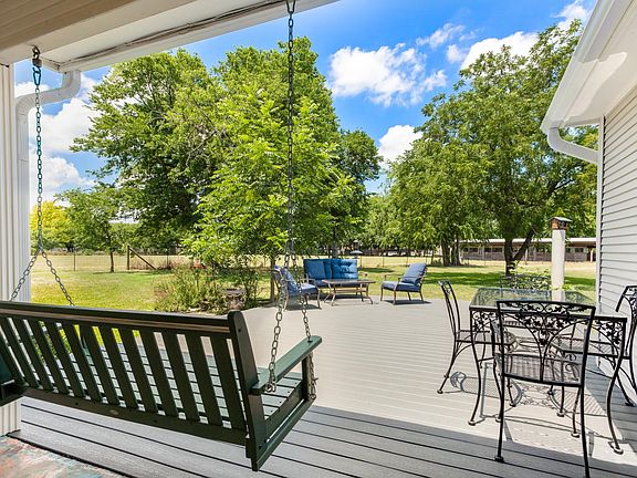 3rd image of 300 Whitetail Ln