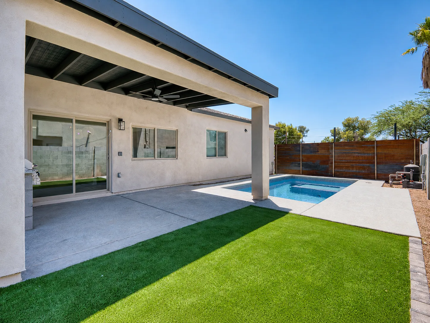 8 bed, 3200 sqft, $8,000 — Photo 2