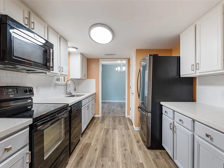 293 Commodore Dr — Photo 16