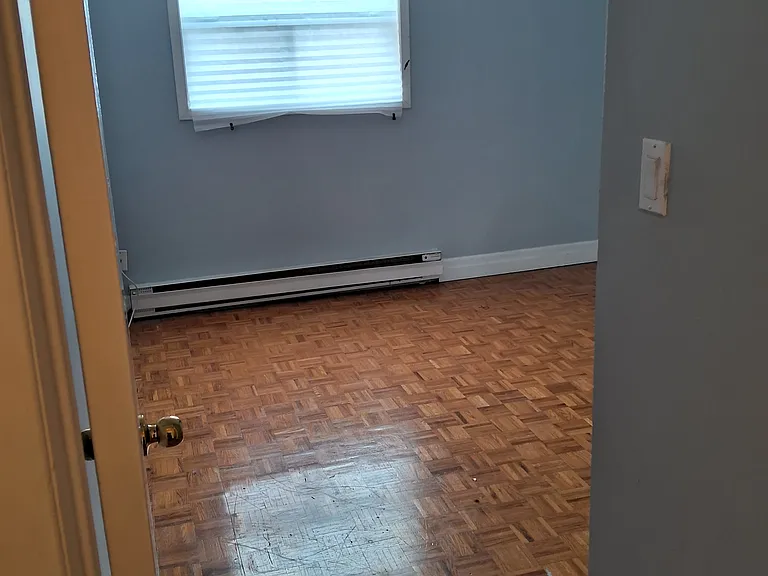 1421 Dundas St W — Photo 5