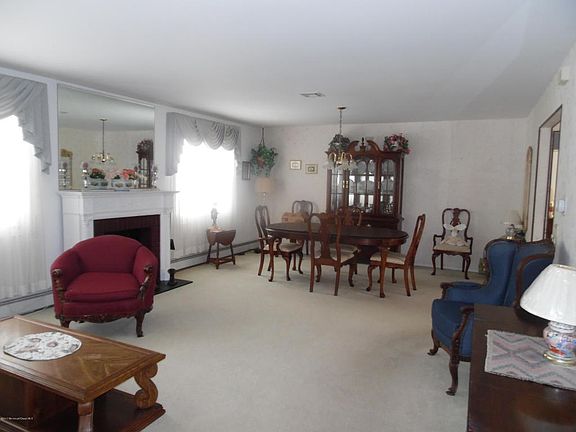 3rd image of 36 Pulaski Blvd