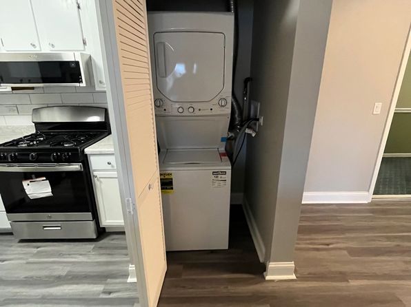 200 N 2nd St APT 2B2, Cary, IL 60013