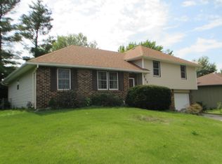 722 W Plaza Dr, Marshall, MO 65340