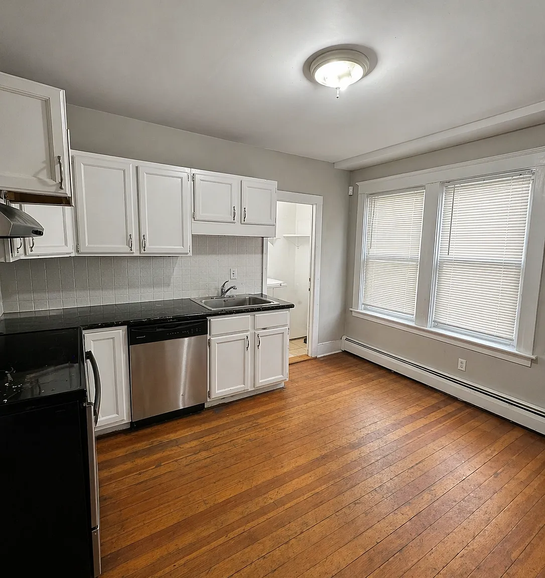 37-39 Pembroke Ave — Photo 1
