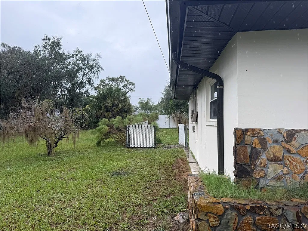 3 bed, 2.0 bath, 1000 sqft, $1,457 — Photo 2