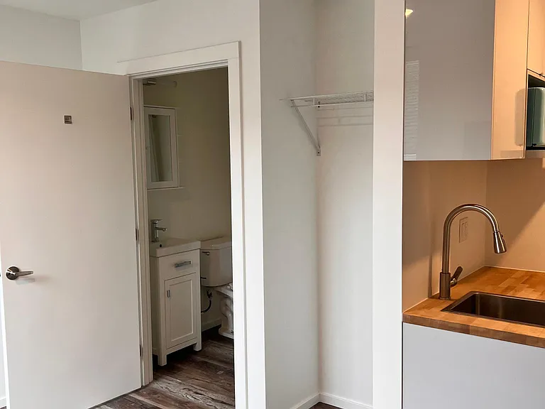 714 10th Ave E #10 — Photo 10