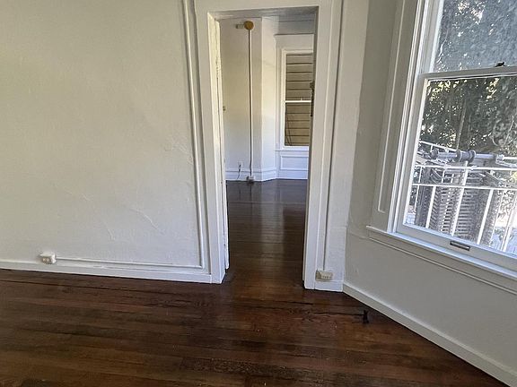 4th image of 1821 Oak St #A