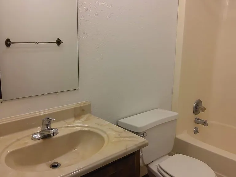 601 Boxwood Dr #1-6 — Photo 10