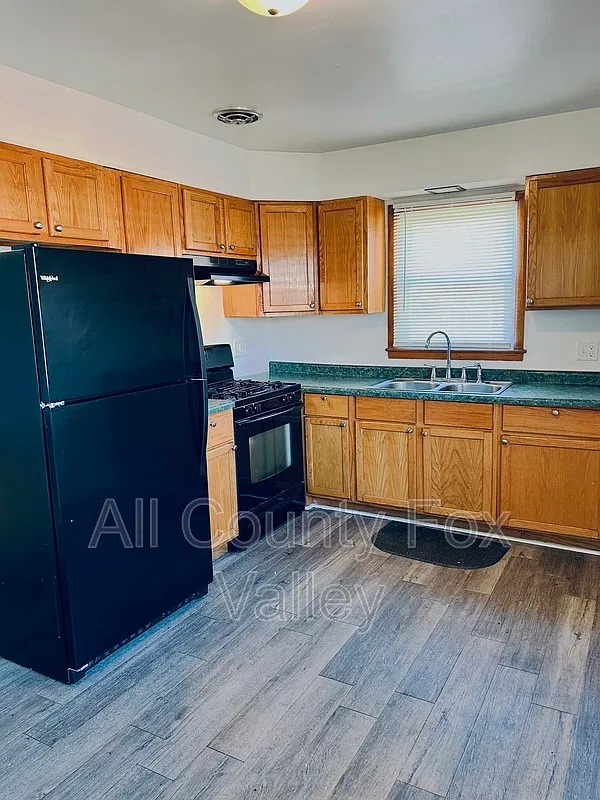 3 bed, 1.0 bath, 1287 sqft, $2,500 — Photo 3