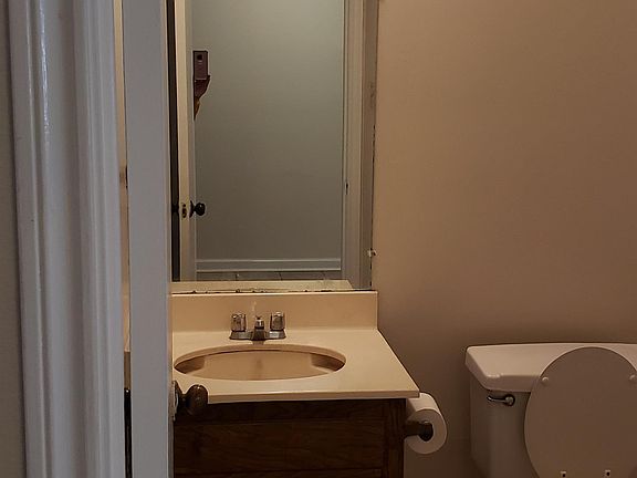 2nd image of 104 Oak Ridge Ave APT B