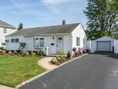 14 Reading Ln, Bethpage, NY, 11714