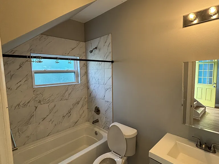 2322 Burgundy St #C — Photo 2