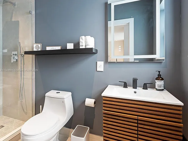 740 SW 9th St #1 — Photo 8