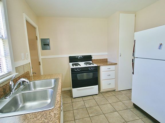 5th image of 2800 N Prince St APT 15