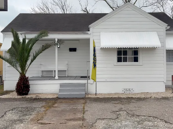 817 E James St, Baytown, TX 77520
