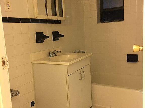 5th image of 4305 47th St APT A1