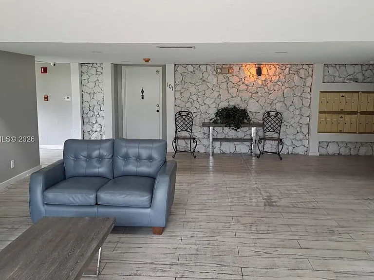 230 Lakeview Dr #310 — Photo 6