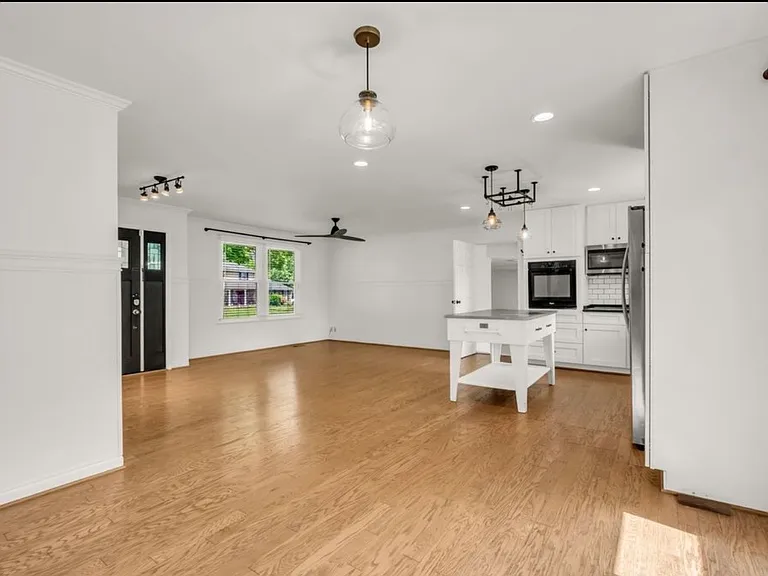 138 Carriage Dr — Photo 6