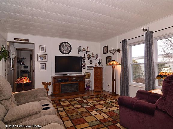 3rd image of 121 Holiday Ct