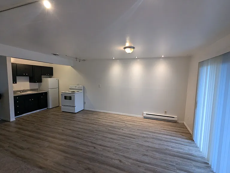 Cinebar Apartments — Photo 12