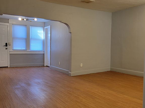 4th image of 409 Oak Hill Ave #5