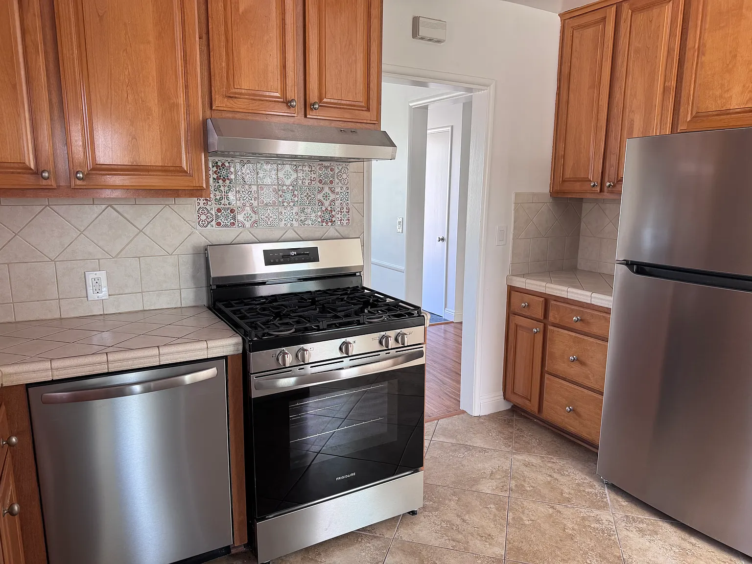 3 bed, 1.5 bath, 1304 sqft, $4,200 — Photo 3