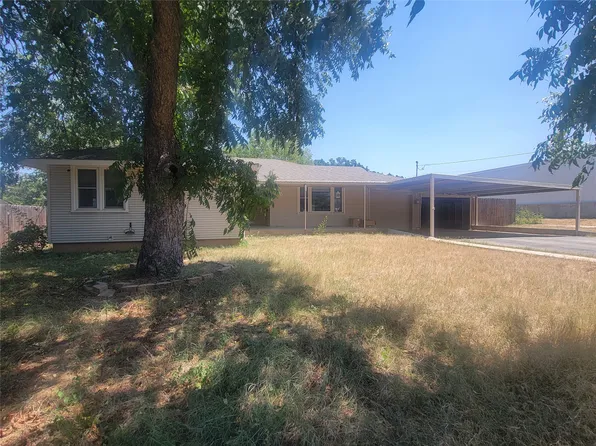 313 N Victory St, Graham, TX 76450