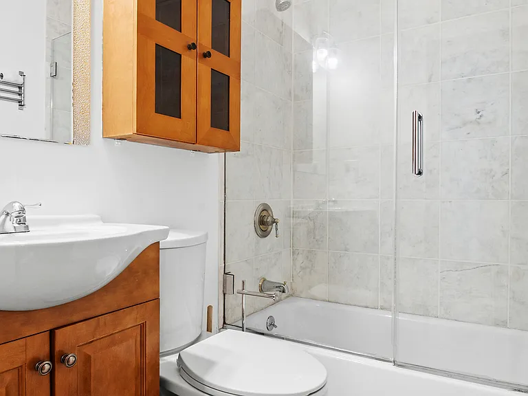653 De Graw St #2 — Photo 3