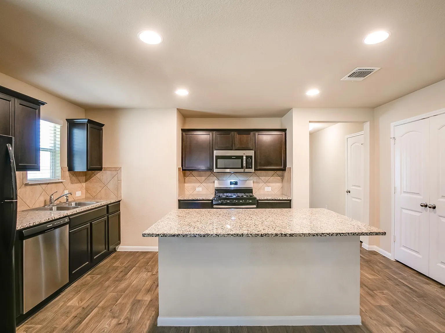 4 bed, 1858 sqft, $1,950 — Photo 4