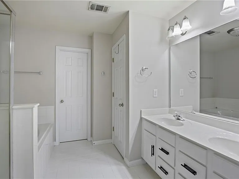 720 Surrey Park Pl SE — Photo 16