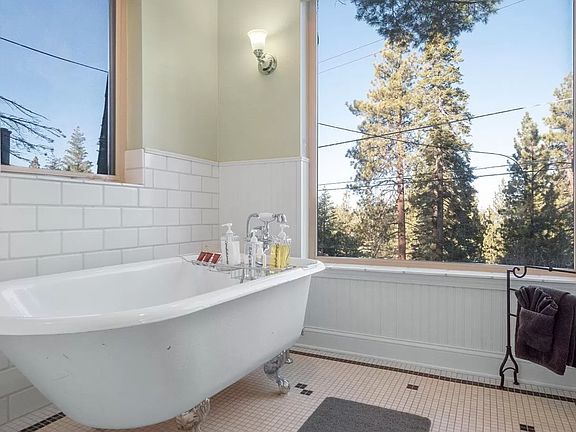 Bathroom 3 (Guest bath)