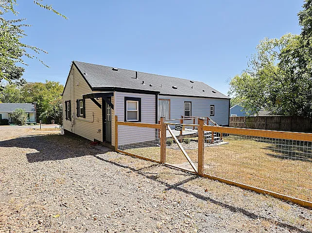 1514 Jewell St — Photo 3