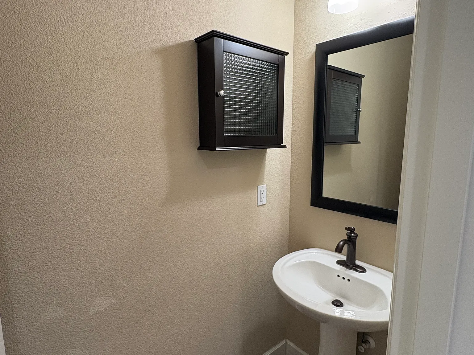 4 bed, 2547 sqft, $3,295 — Photo 2