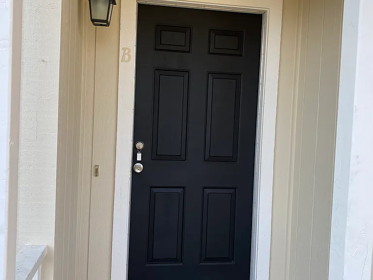 402 Butler Ct #B — Photo 2