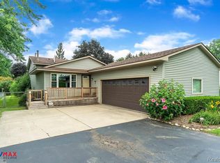 1665 Scott Lake Rd, Waterford, MI 48328