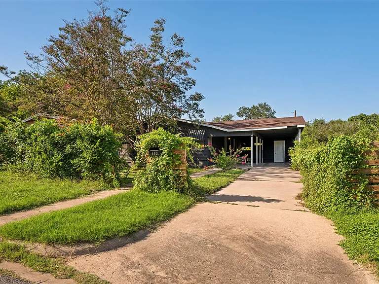 402 Philco Dr — Photo 1