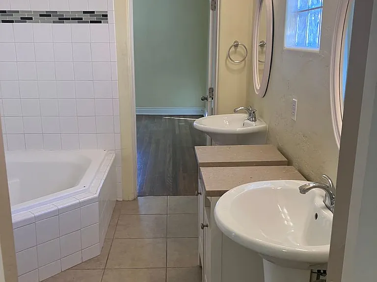 242 N 2nd Ave — Photo 12