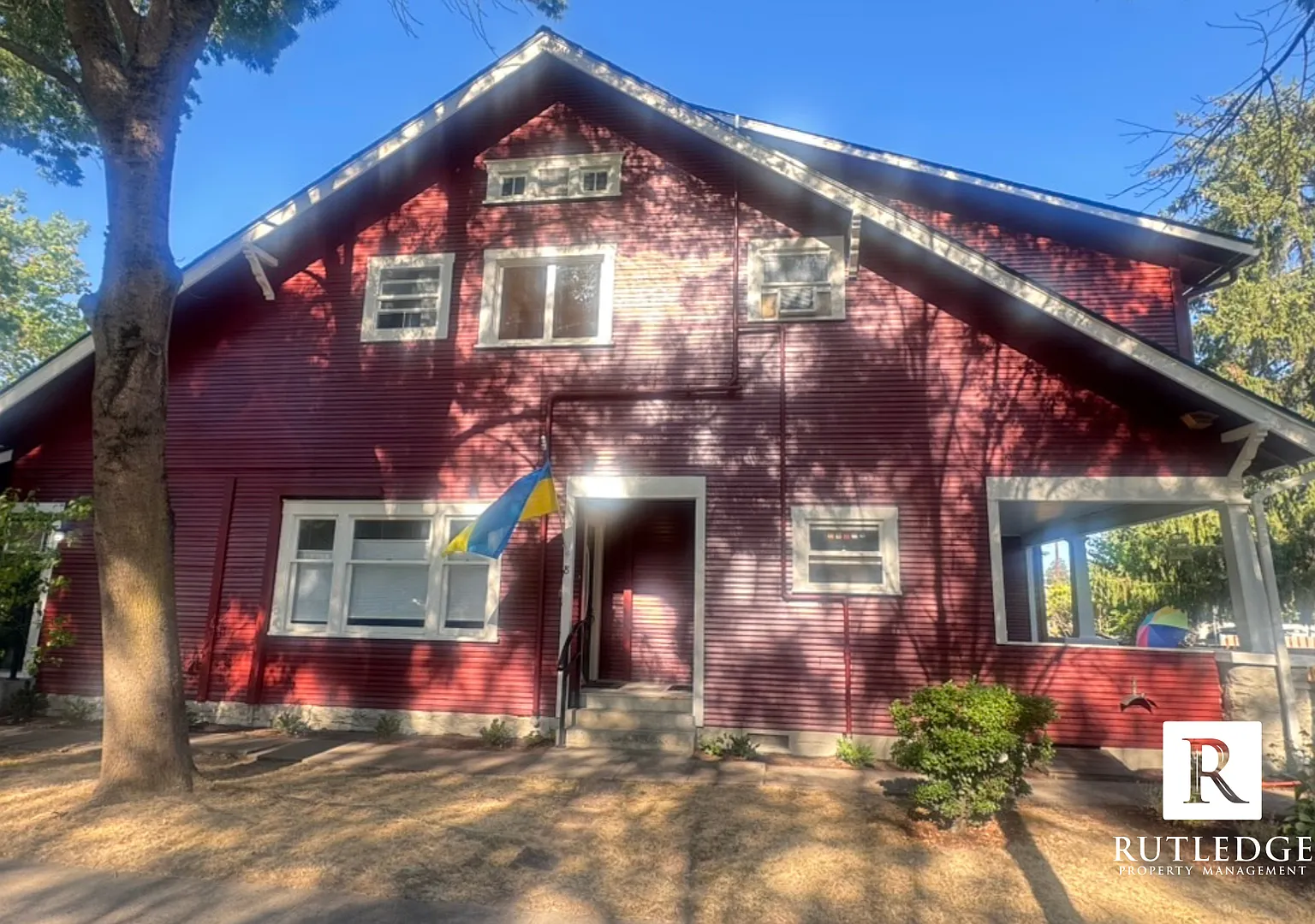 East Medford Victorian Upstairs Apartment (Move In Special!) — Photo 3