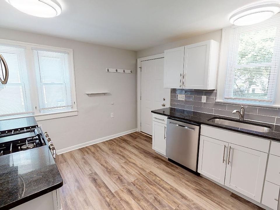 1st image of 124 W Lakeview Ave
