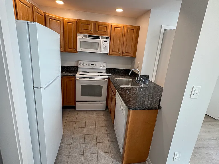 28 Queensberry St #4 — Photo 6