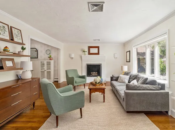 6 Hackensack Ter, Chestnut Hill, MA 02467