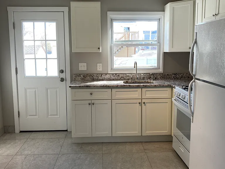 180 Seabreeze Ave — Photo 2