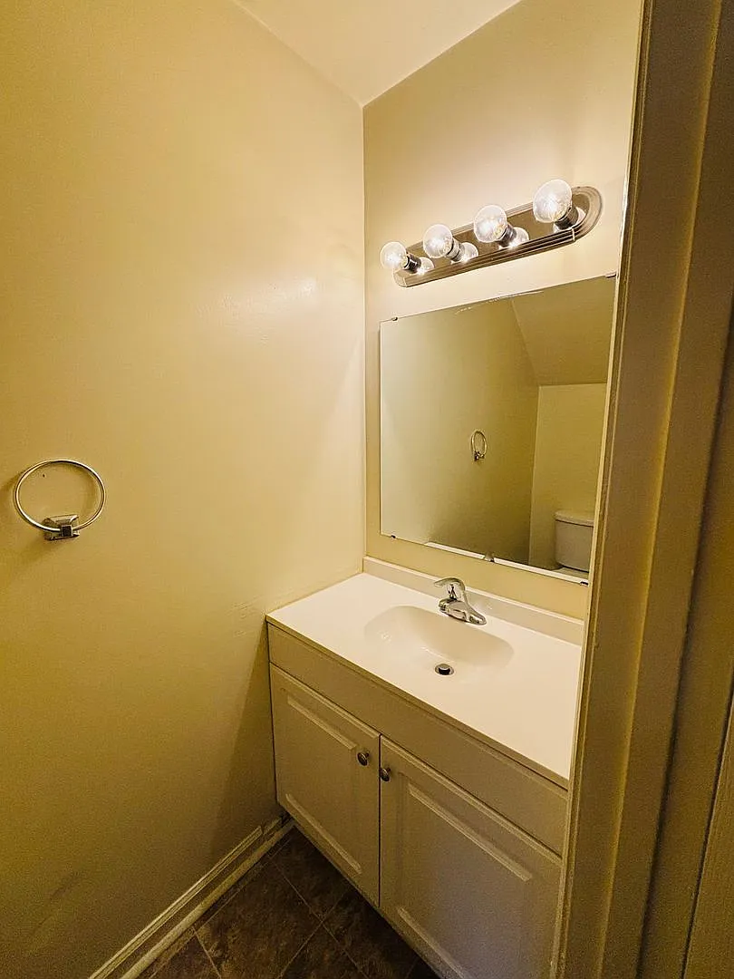 4 Bedroom 2.5 Bath Townhouse — Photo 4
