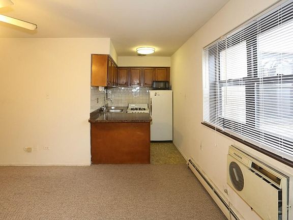 3rd image of 450 W Aldine Ave #211