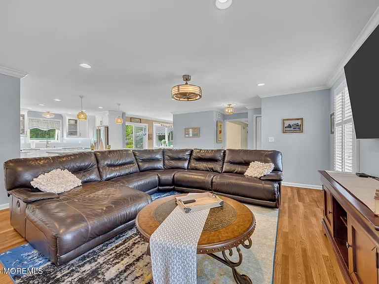 60 Farrell Dr — Photo 7