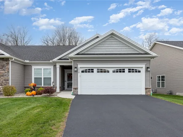 6018 Redfield Dr, Farmington, NY 14425