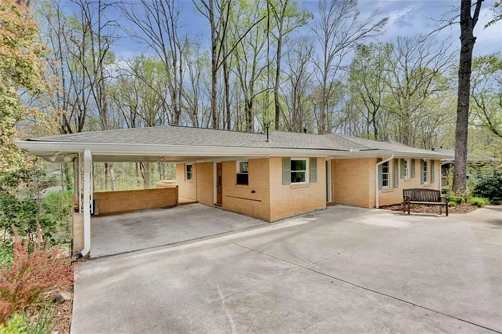 2774 Overlook Dr photo 1