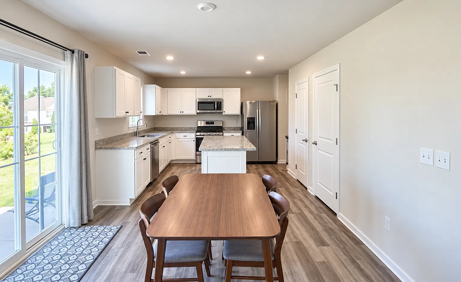 5 bed, 2.5 bath, 2200 sqft, $2,600 — Photo 4